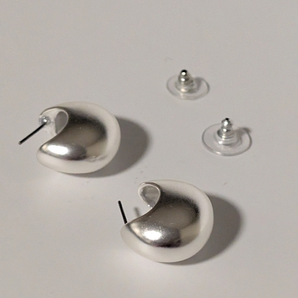 Madewell Sculptural Chunky Hoop Earrings - Picture 2 of 8